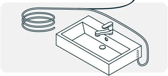 Fugenband wird an einem Waschbecken angebracht. 