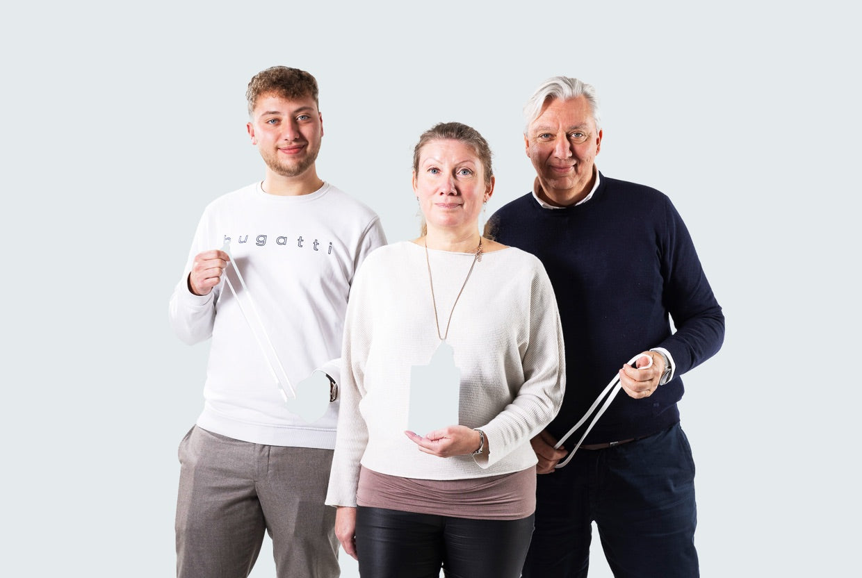 Die Gründer mit ihrem Produkt in der Hand.