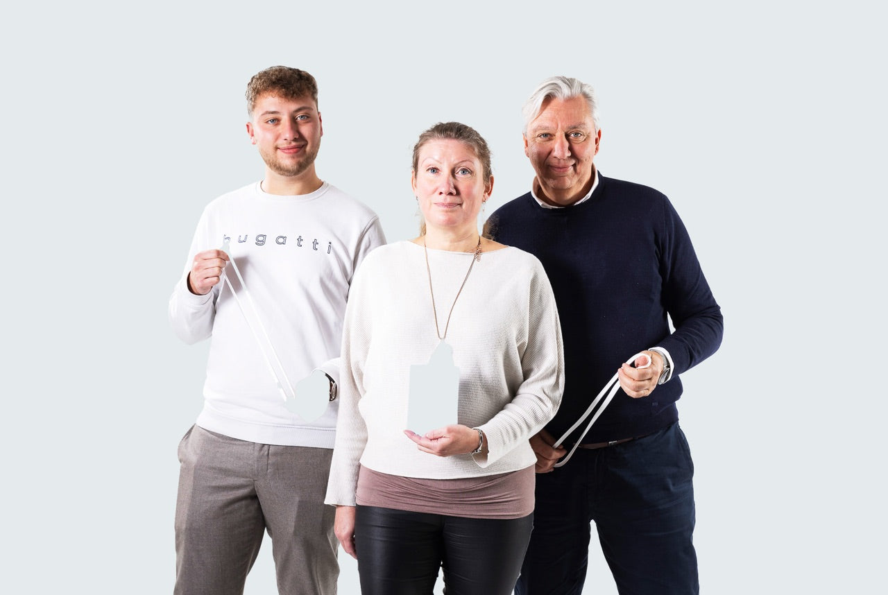 Die Gründer mit ihrem Produkt in der Hand.